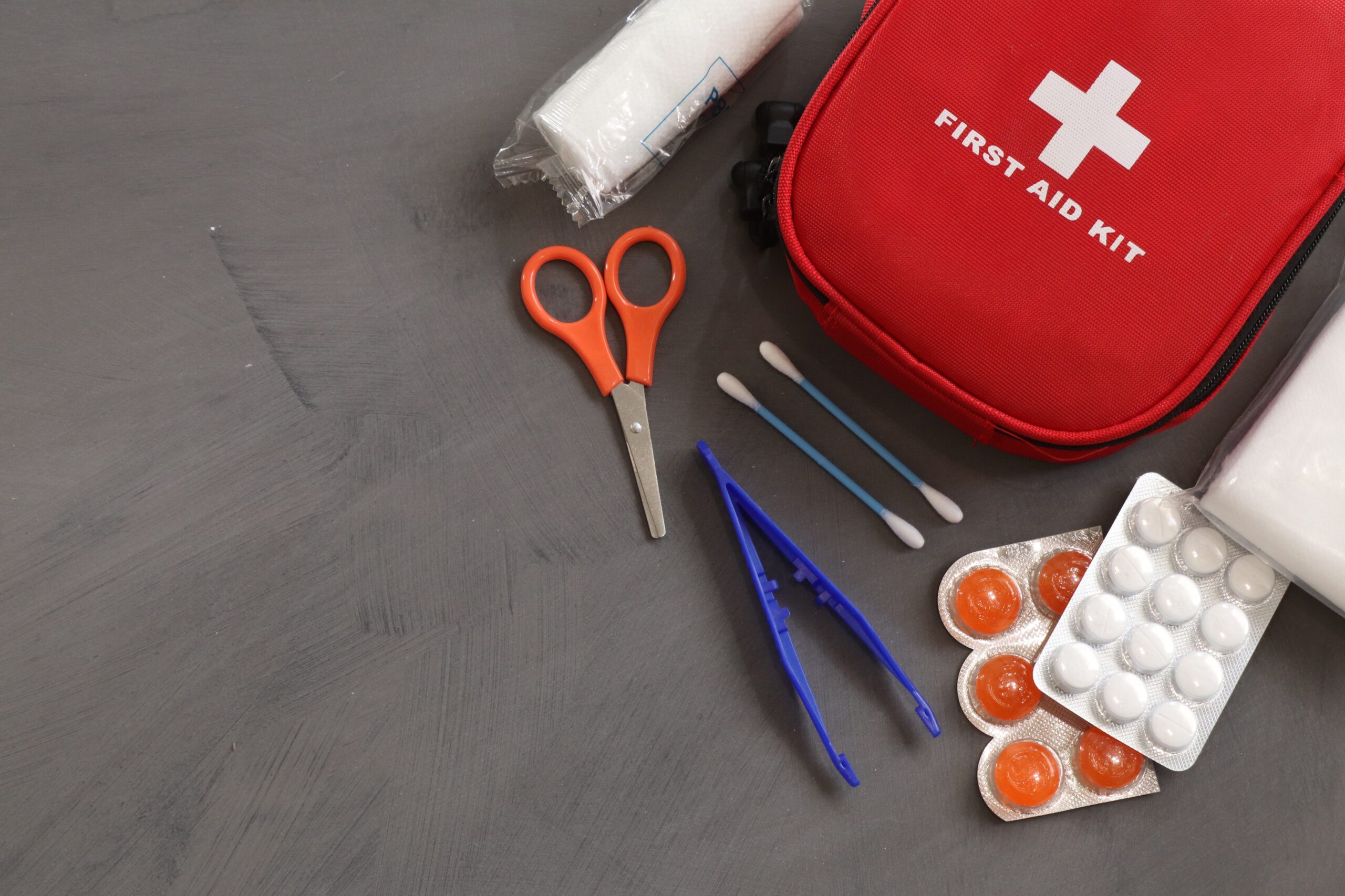 La trousse de premiers soins de la famille : que faut-il y mettre ?